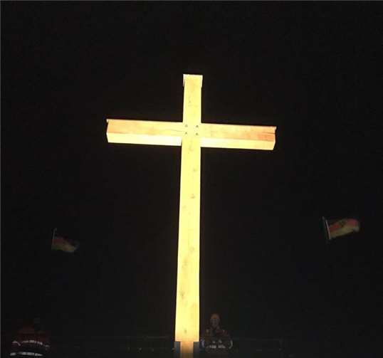 Auch wenn einei offizielle Einweihung noch nicht möglich war, leuchtet das neue Holzkreuz auf der Erpeler Ley. Foto: privat