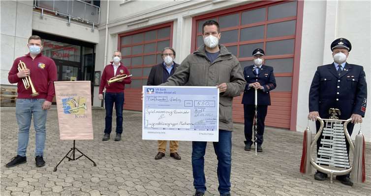 Auch wenn es durch die Masken nicht zu sehen ist, zeigten sich bei der offiziellen Scheckübergabe alle hocherfreut. v.l.n.r.: Udo Hartmann (Musikverein Kruft), Jürgen Busenkell (Musikverein Kruft), Jürgen Zinken, Patrick Götte (Schatzmeister CDU Ortsverband), Lothar Schmitz (Tambourmajor Spielmannszug Feuerwehr Kruft) und Frank Busenkell (Wehrführer Frw.Feuerwehr Kruft). Foto: privat
