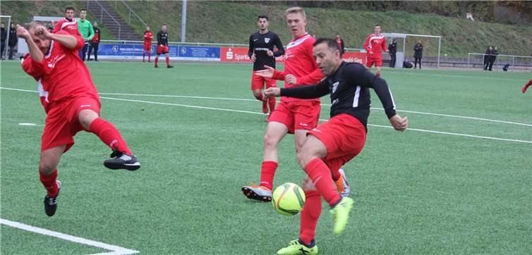 Auch wenn es hier noch mit dem Abwehrversuch funktionierte. Am Ende siegte die Reserve von Kosova Montabaur deutlich mit 6:0 in Horressen. Durch diesen Erfolg wird die A-Klassenreserve nun bis im April, wenn die Runde fortgesetzt wird, an der Tabellenspitze der Liga verweilen. TH