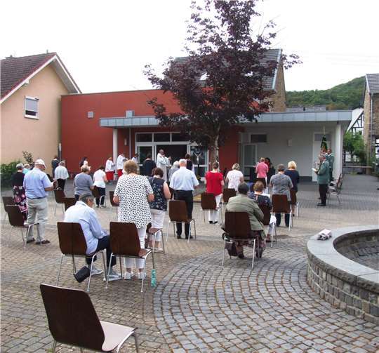 Auch wenn es in diesem Jahr keine Kirmes gab, so feierte man doch eine Kirmesmesse auf dem Dorfplatz.Foto: Kath. Pfarrgemeinde St. Stephanus