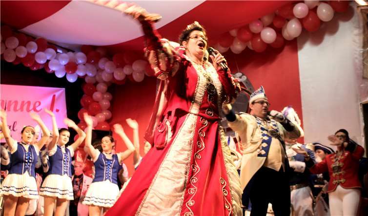 Auch wenn ihre Blau-wiessen hinter Yvonne I. ihr auf der Bühne standen, beim Linzer Karneval sind alle Farben mit dabei