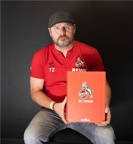 Auch wenn seine Mimik nur wenig verrät – FC-Trainer Steffen Baumgart ist von der neuen FC-Chronik überaus begeistert. Quelle: 1. FC Köln GmbH & Co. KGaA