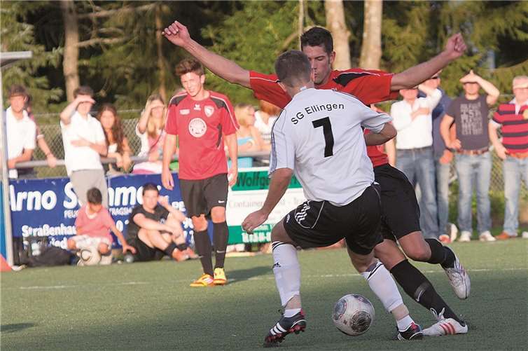 Auch wenn sich Puderbach (rotes Trikot) gegen die Niederlage stemmte, am Ende gewann die SG Ellingen das Derby mit 2:1.  TH