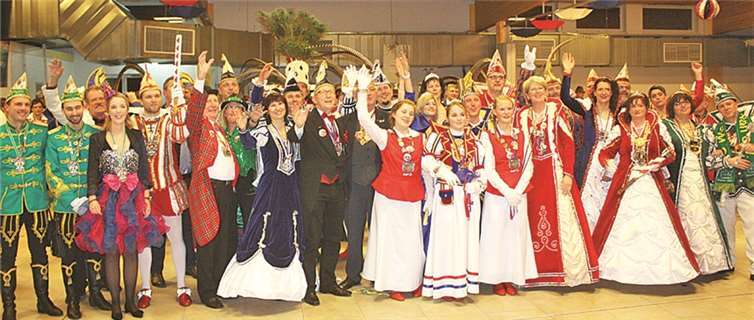 Auch wenn sich einige von ihnen verspäteten, dicht geballt boten die närrischen Blaublüter mit der jecken Politprominenz schon am frühen Abend ein sehr bunteres Bild.-DL-