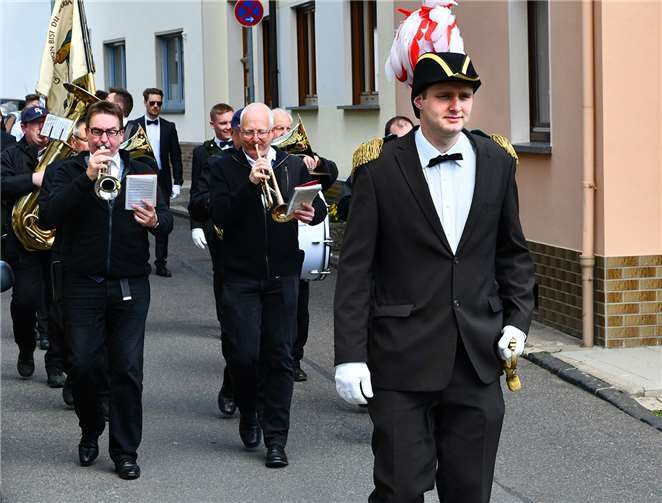 Auch wenn sich in diesem Jahr kein Maikönigspaar fand, zog doch ein feierlicher Umzug durch den Ort.