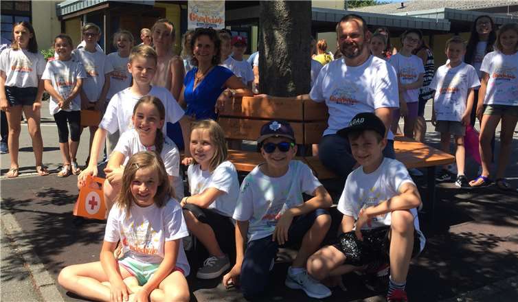 Auch wenn sie die Grundschule Straßenhaus verlassen, so wird doch in Zukunft die sanierte Bank an die Schüler der vierten Klasse erinnern. Foto: privat