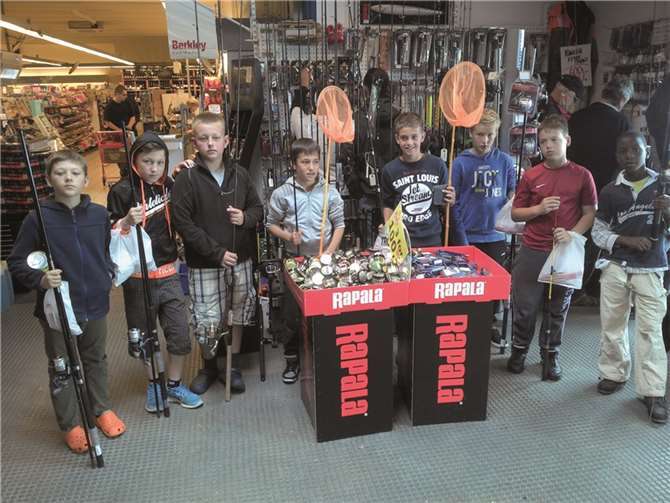 Auch wenn viele Kinder ihre Angelausrüstung mitgebracht hatten, gab es auch noch Kleinigkeiten zu besorgen. privat