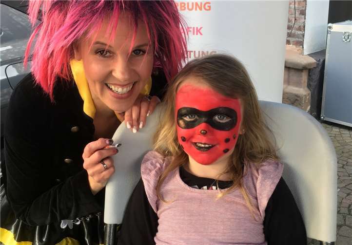 Auch wer sich noch nicht für Autos interessierte, wurde gut unterhalten. Beate Wesselkamp erfreute die kleinsten Besucher mit phantastischen Outfits.