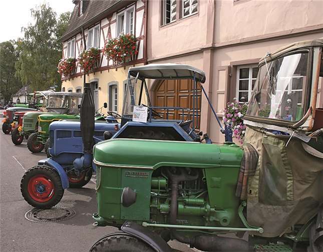 Auch wieder mit von der Partie - die Oldie Traktoren.