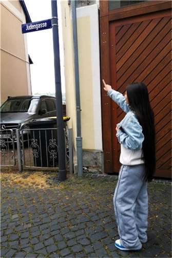 Auch wurden Orte in der Stadt Montabaur aufgesucht, die die Geschichte von Juden in der Region nachvollziehbar machen.