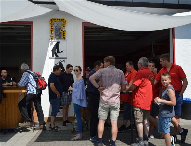 Auch zahlreiche Feuerwehrleute aus den anderen Stadtteilen statteten den Unkelbachern einen Besuch ab. AB