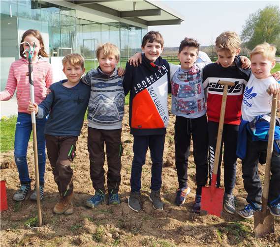 Auch zahlreiche Kinder halfen bei der Aktion.Fotos: privat