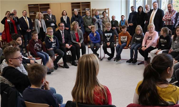 Auch zahlreiche Rektorinnen und Rektoren von Grundschulen und weiterführenden Schulen aus der Region waren der Einladung von Schulleiter Christian Etzkorn gefolgt und nahmen gemeinsam mit Referenten der Schulaufsicht Einblicke in den Unterricht.