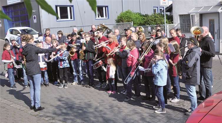Auch zu dieser frühen Stunde sind die Musiker mit Feuereifer dabei.  privat