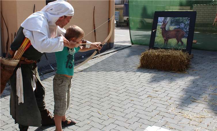 Auch zum Bogenschießen gab es fachgerechte Anleitungen.