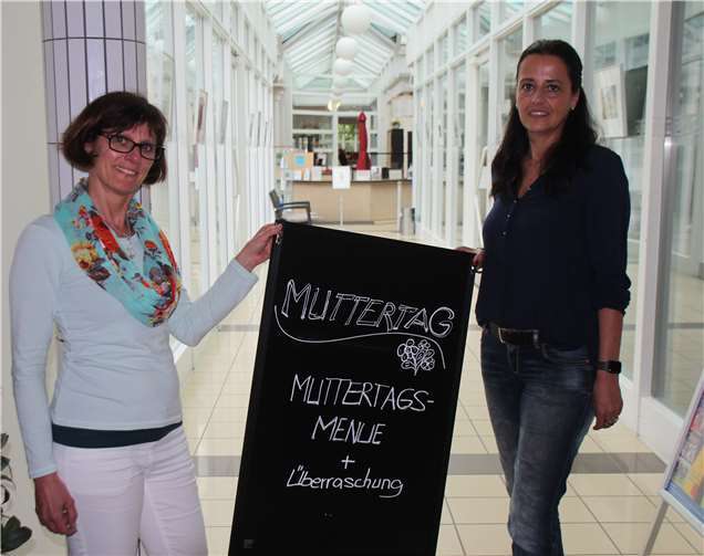 Auch zum Muttertag hat man sich in den Römer-Thermen etwasBesonderes einfallen lassen: Tanja Faßbender (r.) und Simone Düren.