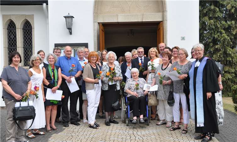 Auch zwei Diamantene und sogar zwei Gnaden-Konformandinnen nahmen an der Goldenen Konfirmation teil (v.l.): Ilse Ehrhardt, Ursula Reglin, Vikarin Johanna Kuhn, Gabriele Stanék, Herbert Schmidt, Dieter Jäger, Dietmar Hofmann, Ernst Corinth, Marga Wolf, Gisela Jäger, Jutta Hein, Marie-Luise Flögel, Gudrun Mink, Inge Steller, Uta Winkler-Blunk, Rüdiger Gottzein, Renate Gottzein, Sven-Erich Czernik, Sabine Czernik, Sabine Schwarz, Luise Hahn, Martina Lohmer, Brigitte Flögel, Pfarrerin Kerstin Laubmann.privat