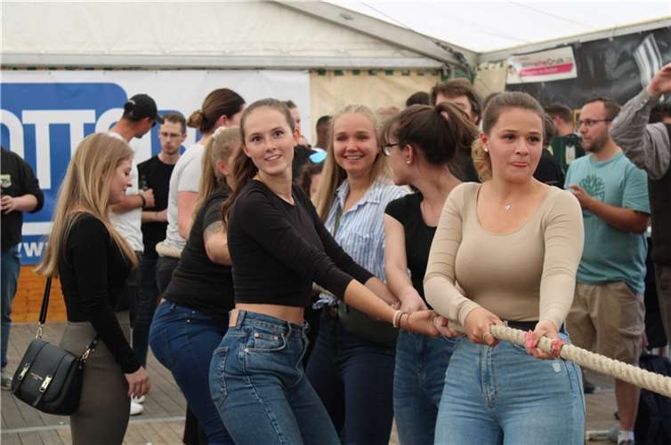 Auch zwei Frauenteams beteiligten sich am Tauziehwettbewerb.