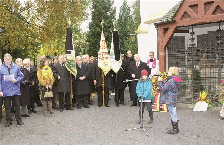 Auch zwei Grundschülerinnen trugen zu der Gedenkfeier an der Kriegergedächtniskapelle bei. DL