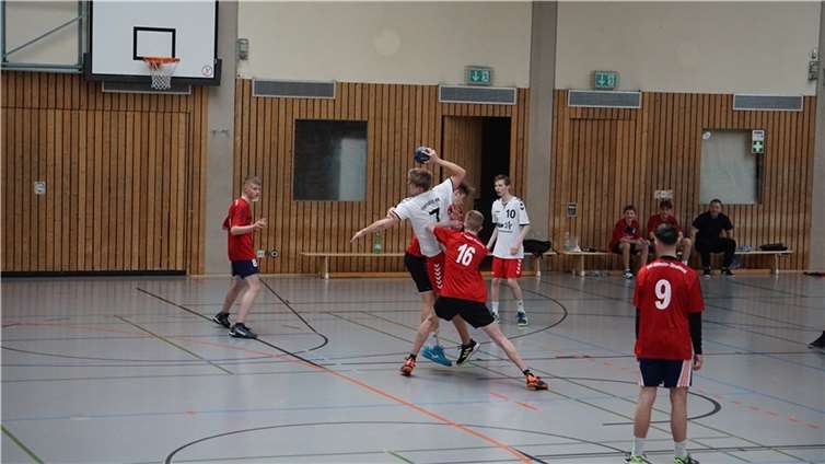 Auch zwei Spieler konnten den Merler Torabschluss in dieser Situation nicht verhindern.  Foto: privat