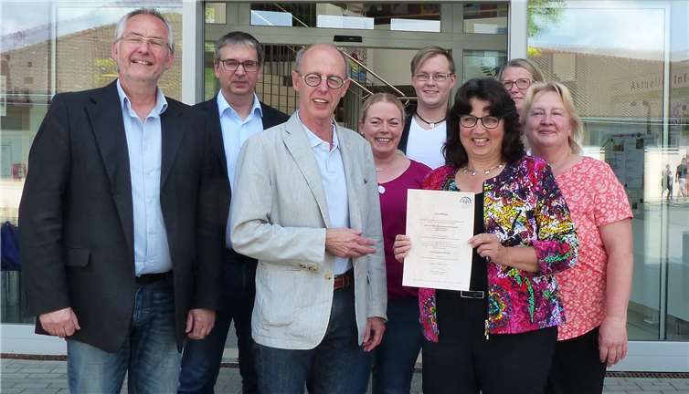 Auditor Prof. Dr. Peter Löcherbach von der DGCC überreicht Einrichtungsleiterin Mechtilde Neuendorff und dem Projektteam das Zertifikat, das die erfolgreiche Anwendung von Case Management im Neuwieder Heinrich-Haus Seniorenzentrum bestätigt. Heinrich Haus