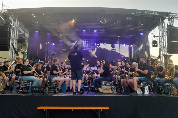 Auf 100 Events mit freiem Eintritt und auf viele zusätzliche Ticket-Verlosungen wird jetzt anlässlich des 60-jährigen röhrig-„Kultur- + Benefiz- Engagements“ hingewiesen, so auch auf besondere Highlights mit dem Musikverein Löf. Hier ein Foto vom Weinfest in Löf.