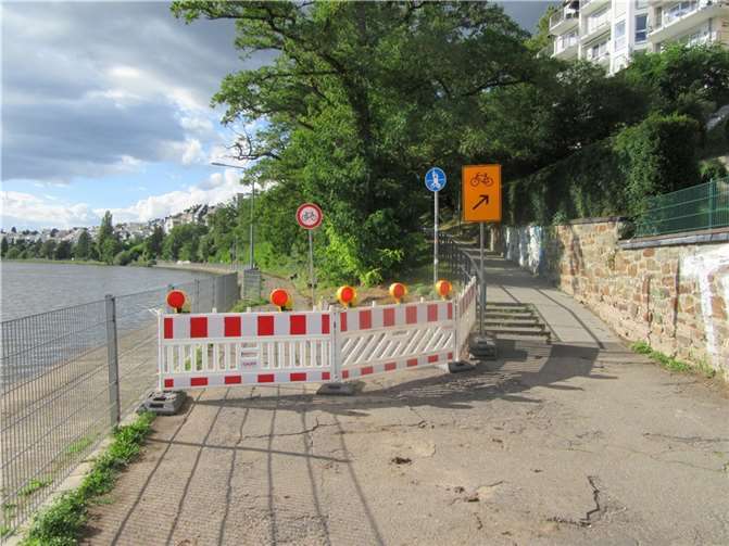 Auf 200 Metern Länge ist ein Abschnitt des Moseluferweges an der Staustufe gesperrt. Nächste Woche soll mit der Verbreiterung in Richtung Uni Metternich begonnen werden. Foto: Stadt Koblenz / Tobias Weiß-Bollin