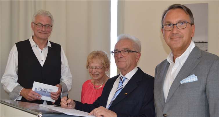 Auf 50 gemeinsame und engagierte Jahre konnten am Freitag Hildegard und Karl-Heinz Güttes bei ihrer Goldhochzeitsfeier im Festsaal des Bahnhofs Rolandseck zurückblicken.Foto: AB