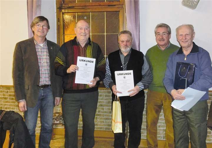 Auf 60 bzw. 65 Vereinsjahre zurück blicken können Hubert Kreier und Horst Krämer (2. und 3. v. l.) sowie Theobald Rohm (r.). Sie erhielten von Lothar Kalter (l.) und Günter Dingendorf (2. v. r.) eine eigens formulierte Urkunde und ein „Tröpfchen in Ehren“.