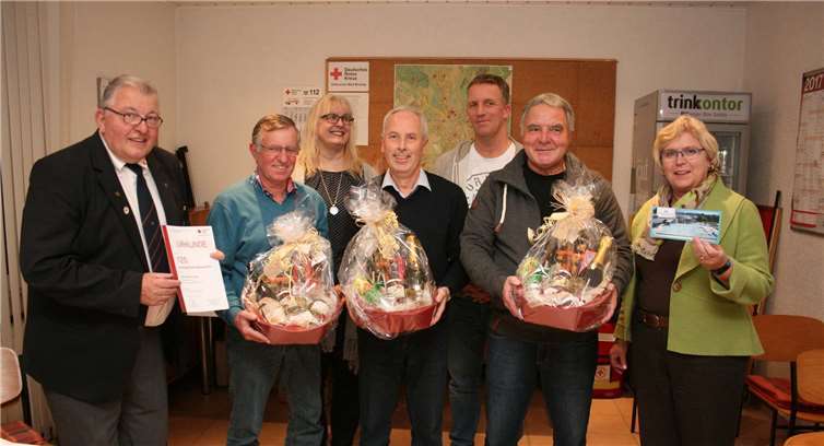 Auf 75, 100 bzw. 125 Blutspenden brachten es bisher Dieter Adams, Kornelia Becker, Al-fred Pütz, Guido Selbach und Klaus Krämer (von links), die hierfür den Dank des Ortsvereinsvorsitzenden Karl-Heinz Bernardy (ganz links) und der Stadtbürgermeisterin Gabriele Hermann-Lersch (rechts) erhielten. WK