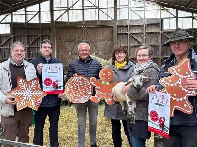 Auf „Advent auf den Höfen“ mit vielen weiteren schöne Angebote der Naturgenuss Netzwerkpartner an den fünf Wochenenden vor Weihnachten freuen sich Werner und Marie-Theres Neumann (Naturgenuss-Erzeugerin Hof Meerheck), Harald Schmillen (WFG), Landrat Achim Hallerbach, Irmgard Schröer (Naturpark) und Jörg Hohenadl (WFG). Foto: Thomas Herschbach