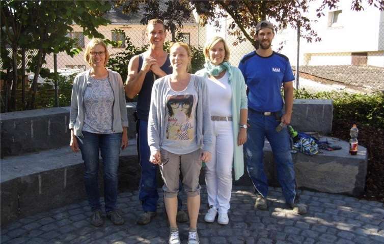 Auf Anregung der Schulkinder, der Elternvertretung und der Lehrerschaft wurde ein Atrium aus Natursteinen auf dem Schulhof angelegtprivat