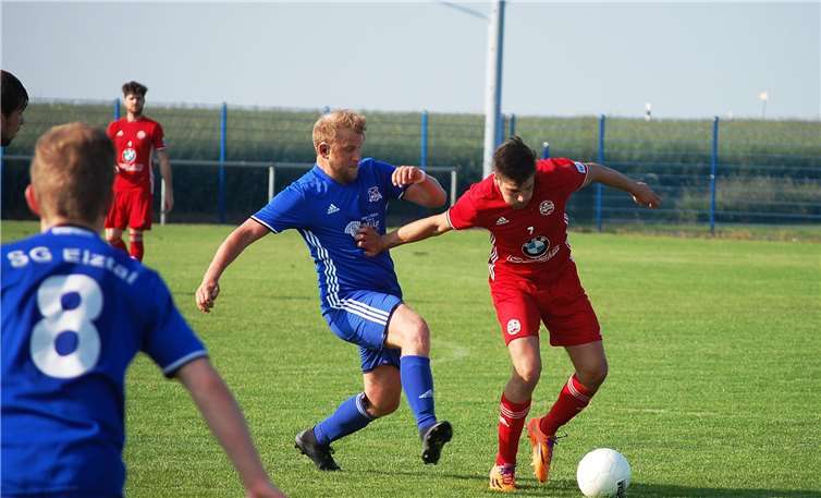 Auf Aufsteiger Ahrweiler BC (rechts Jan Rieder) wird die SG Elztal (links Jan Müller) in der nächsten Saison vergeblich warten, aber auf der Alm wird es weiterhin Bezirksliga-Fußball geben.