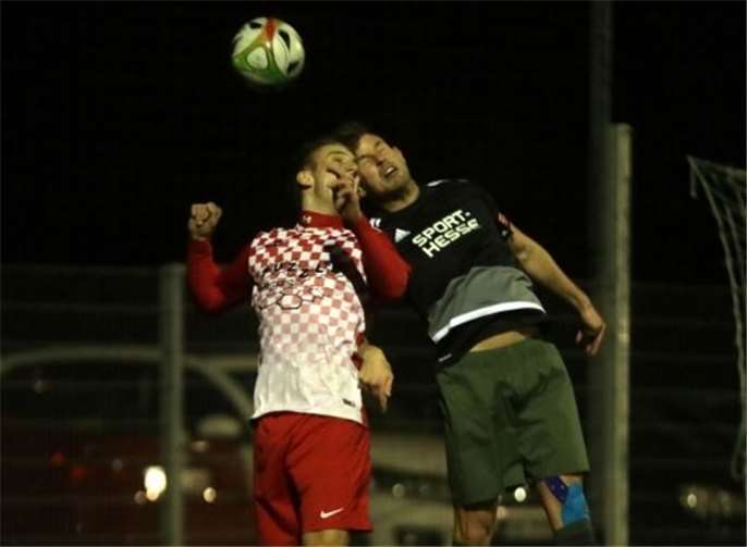 Auf Augenhöhe bewegten sich lange Zeit Sirzenich und die Eisbären aus Nentershausen (dunkles Trikot).  TH