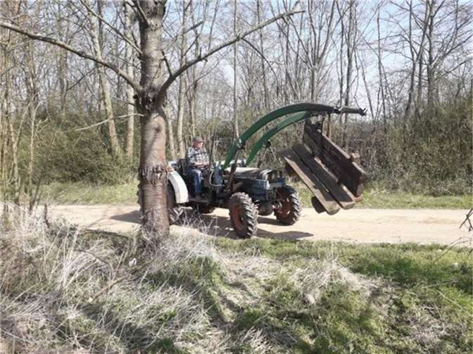 Auf Bitten der BI half Andreas Perscheid eine Bank mit seinem Traktor in eine neue Position zu bringen. Fotos: privat