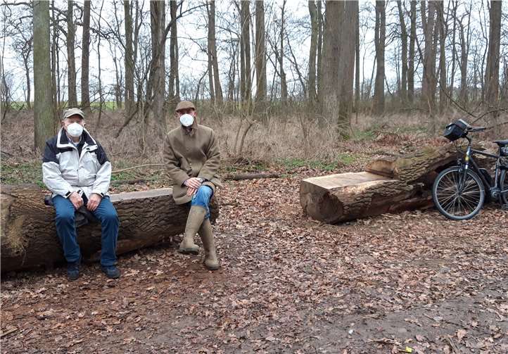 Auf Bitten des Ortsvorstehers hat Paul von Boeselager mit seinen Mitarbeitern neue Sitzbänke aus dicken Baumstämmen direkt am Weg geschaffen. Foto: privat