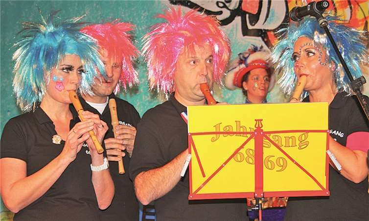 Auf Blockflöten gratulierte der Jahrgang 1968/9 der neuen Obermöhn Anke zum Amtsantritt.