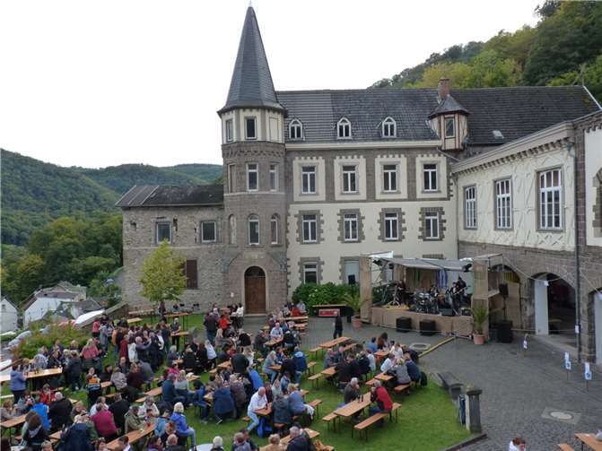 Auf Burg Brohleck fand ein Konzert zugunsten des Vereins Lebenshilfe Sinzig statt.Der Burghof bot die ideale Kulisse. Foto: HE