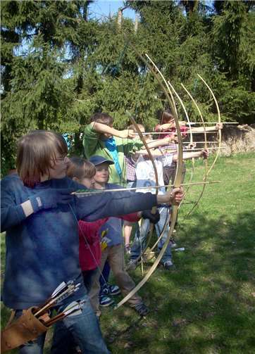 Auf Burg Olbrück können Bogen gebaut werden. Foto: ZV Vulkanregion Laacher See