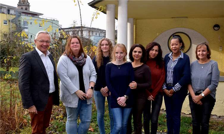 Auf Einladung aus dem Kreishaus trafen sich dort kürzlich die Ansprechpartnerinnen der Verbandsgemeindeverwaltungen für geflüchtete Menschen. Landrat Achim Hallerbach (links) war ebenfalls gerne zu dem ersten Austausch dieser Art mit der neuen Integrationsbeauftragten des Kreises, Kerstin Schwanbeck-Stephan (rechts), gekommen. Kreisverwaltung Neuwied