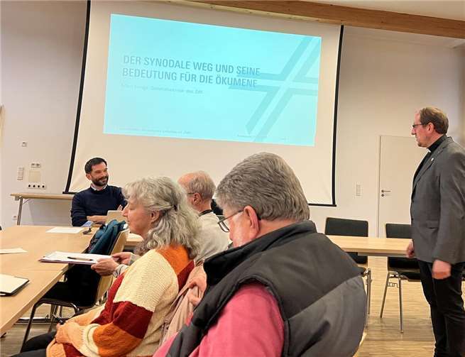 Auf Einladung der Arbeitsgemeinschaft Christlicher Kirchen (ACK) Andernach hat der Generalsekretär des Zentralkomitees der deutschen Katholiken (ZdK), Marc Frings, im Gemeindesaal von Maria Himmelfahrt zum Thema „Der synodale Weg und seine Bedeutung für die Ökumene“ einen Vortrag gehalten. Foto: privat