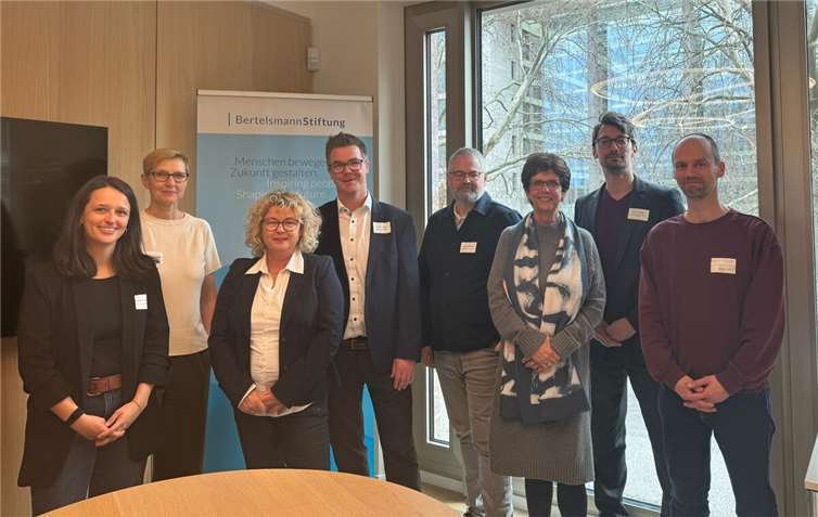Auf Einladung der Bertelsmann Stiftung referierten Neuwieds Bürgermeister Peter Jung (4.v.l.) und Schulamtsleiterin Sandra Thannhäuser (3.v.l.) in Berlin über die Herausforderungen und Chancen beim Ganztagsausbau. Dabei besonders im Fokus: das Thema Bildungsgerechtigkeit für Kinder aus herausfordernden Stadtteilen.Foto: Stadtverwaltung Neuwied