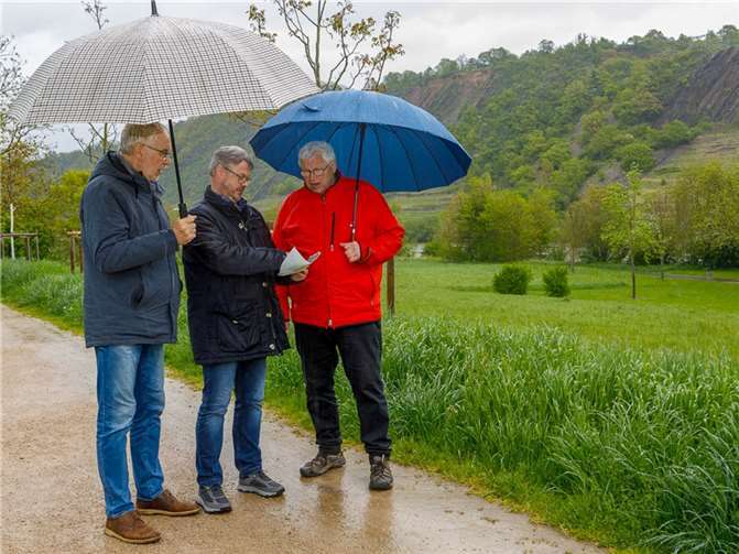 Auf Einladung der CDU Güls trafen sich nun der scheidende Baudezernent Bert Flöck, der Vorsitzende August Hollmann und der Kandidat für den Stadtrat Andreas Kerner zu einem Ortstermin. Foto: Monika Bernardy / CDU Güls