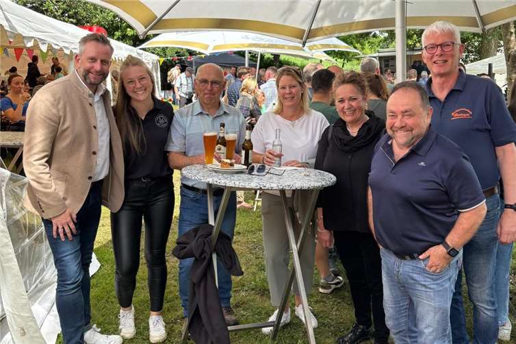 Auf Einladung der Dorfgemeinschaft Döttingen, ließen sich auch der neue Landrat des Kreises Mayen-Koblenz, Marko Boos, sowie der Verbandsbürgermeister Alfred Schomisch (jeweils mit ihren Gattinnen), es sich nicht nehmen, kurz in Döttingen vorbei zu schauen.  Fotos: Georg Heimermann
