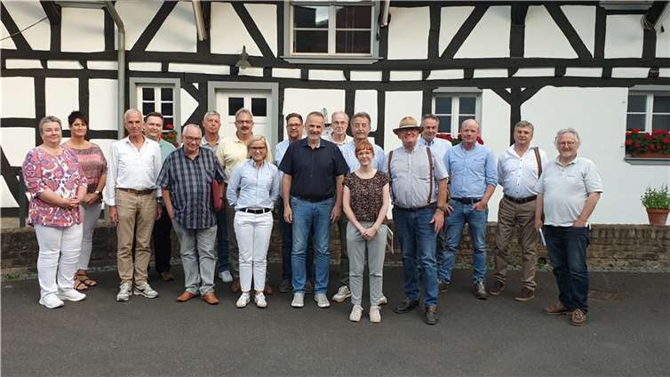 Auf Einladung der Gemeindeverwaltung Wachtberg zu einem Austausch über das Thema Folientunnel kamen kürzlich Akteure aus Politik und Landwirtschaft im Köllenhof zusammen. Foto: Gemeinde Wachtberg/M. Kamradt