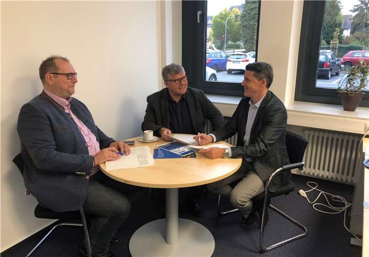 Auf Einladung der IHK Neuwied trafen sich der Regionalgeschäftsführer der IHK Fabian Göttlich (rechts) mit dem 1. Kreisbeigeordneten Michael Mahlert (Mitte) und dem für den Kreisstraßenbau zuständigen Abteilungsleiter Rüdiger David zu einem Informationsaustausch.