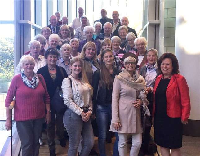 Auf Einladung der Landtagsabgeordneten Ilka von Boeselager (vorne rechts) besuchte die Gruppe der Rheinbacher Frauen- und Senioren-Union das Landesparlament in Düsseldorf, wo die Teilnehmer interessante Einblicke in die politische Arbeit erhielten. privat