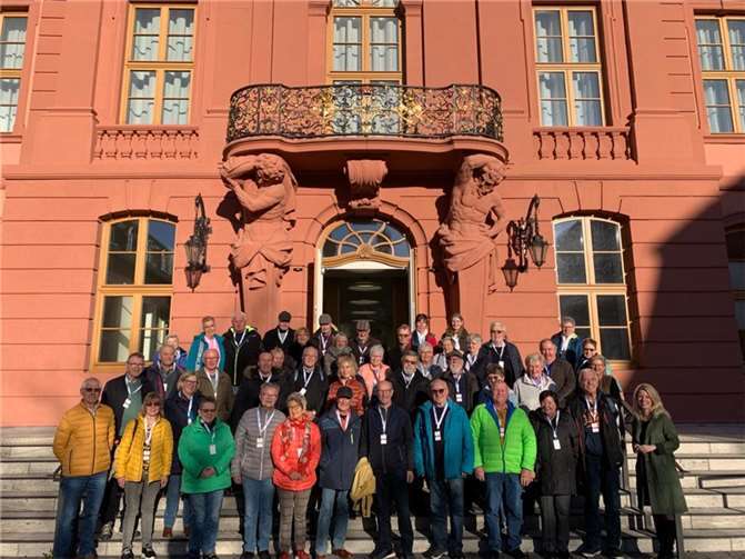 Auf Einladung der Landtagsabgeordneten im Wahlkreis 4 Neuwied, Lana Horstmann (SPD), hatten die Seniorinnen und Senioren des Seniorenarbeitskreises der IG Bergbau Chemie Energie Bad Hönningen-Linz, Gelegenheit den Landtagsbetrieb im Mainzer Landtag live zu erleben. Foto: privat