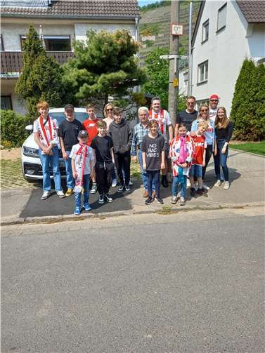 Auf Einladung des 1. FC Köln machten sich einige Kinder und Jugendliche der SG Walporzheim/Bachem mit Betreuern auf den Weg nach Köln , um das Fußballspiel des FC Köln gegen den VfL Wolfsburg zu sehen. Foto: privat