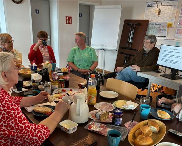 Auf Einladung des BürgerSTÜTZPUNKT+ der VG Weißenthurm hatte sich Neumann an drei Terminen des geteilten Frühstücks zum gemeinsamen Start in den Tag dazu gesellt und wertvolle Informationen weitergegeben. Foto: VG Weißenthurm / Nina Ketzner